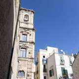 Prendiamo strada santa Chiara, la via che costeggia a sud la chiesa, l� da dove � possibile vedere pi� da vicino il settecentesco campanile a quattro ordini sovrapposti della chiesa
